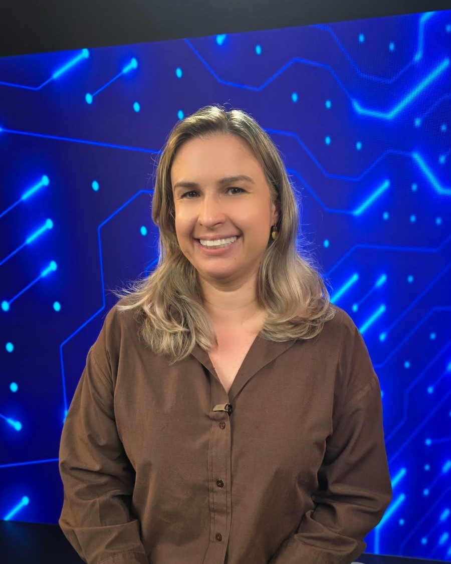 Renata Marchese em estúdio de gravação